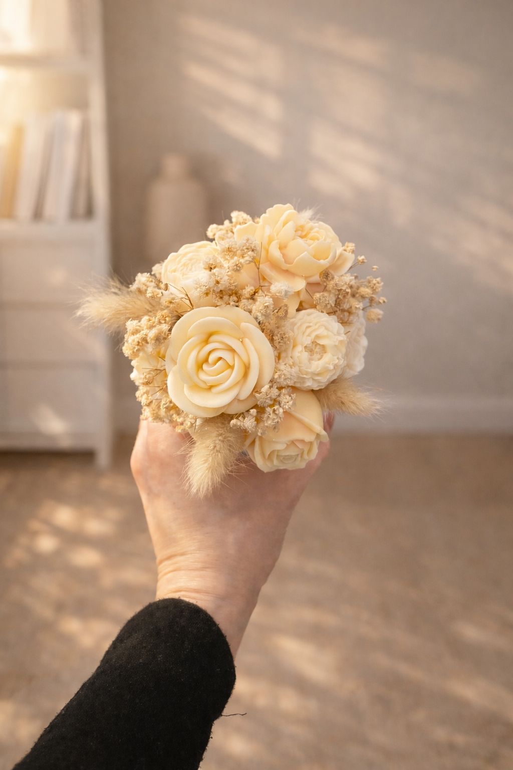 Handgegossener kleiner Kerzenstrauß mit Vase aus Raysin