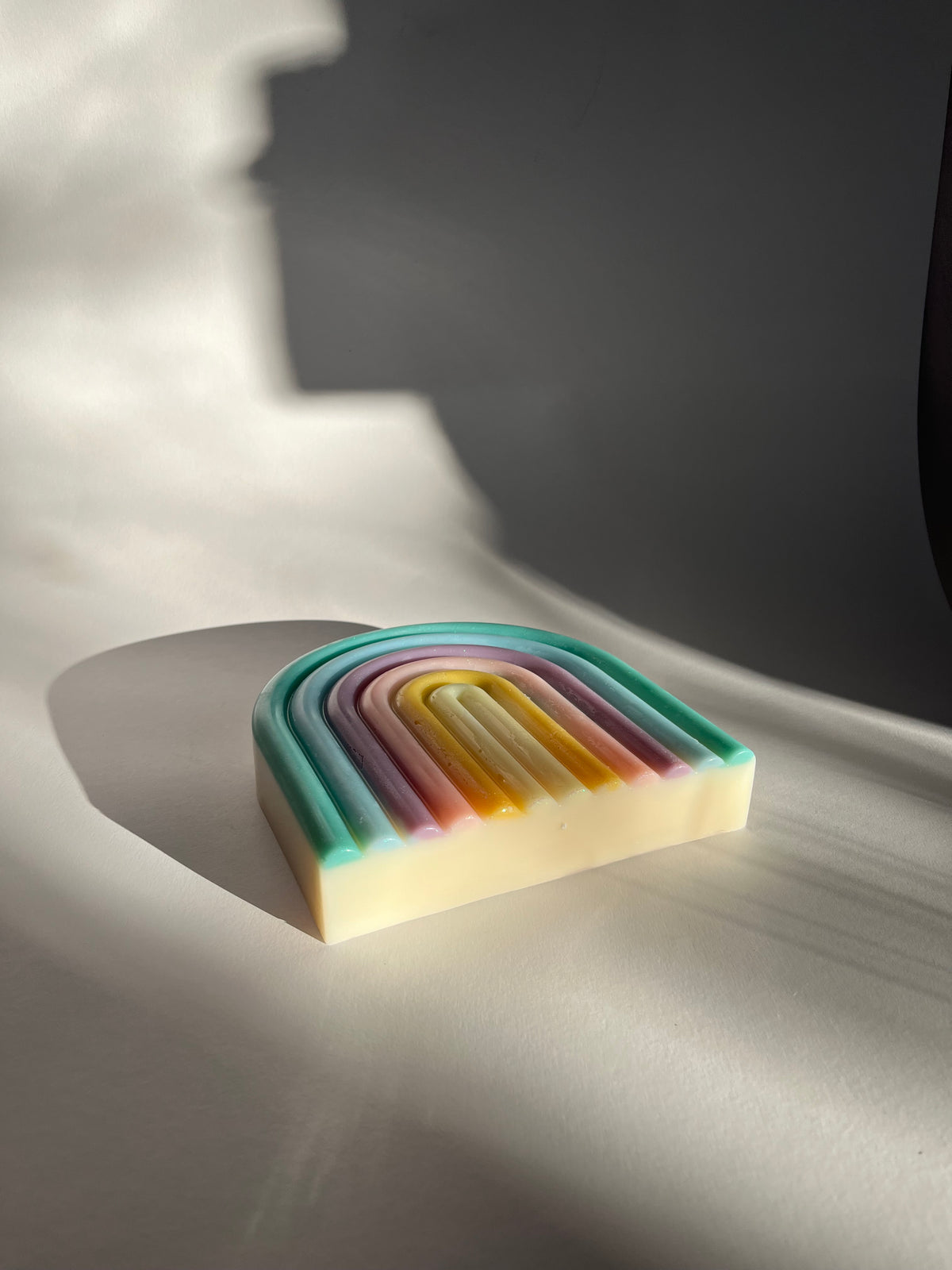 Regenbogenkerze aus Rapswachs Hand gegossen