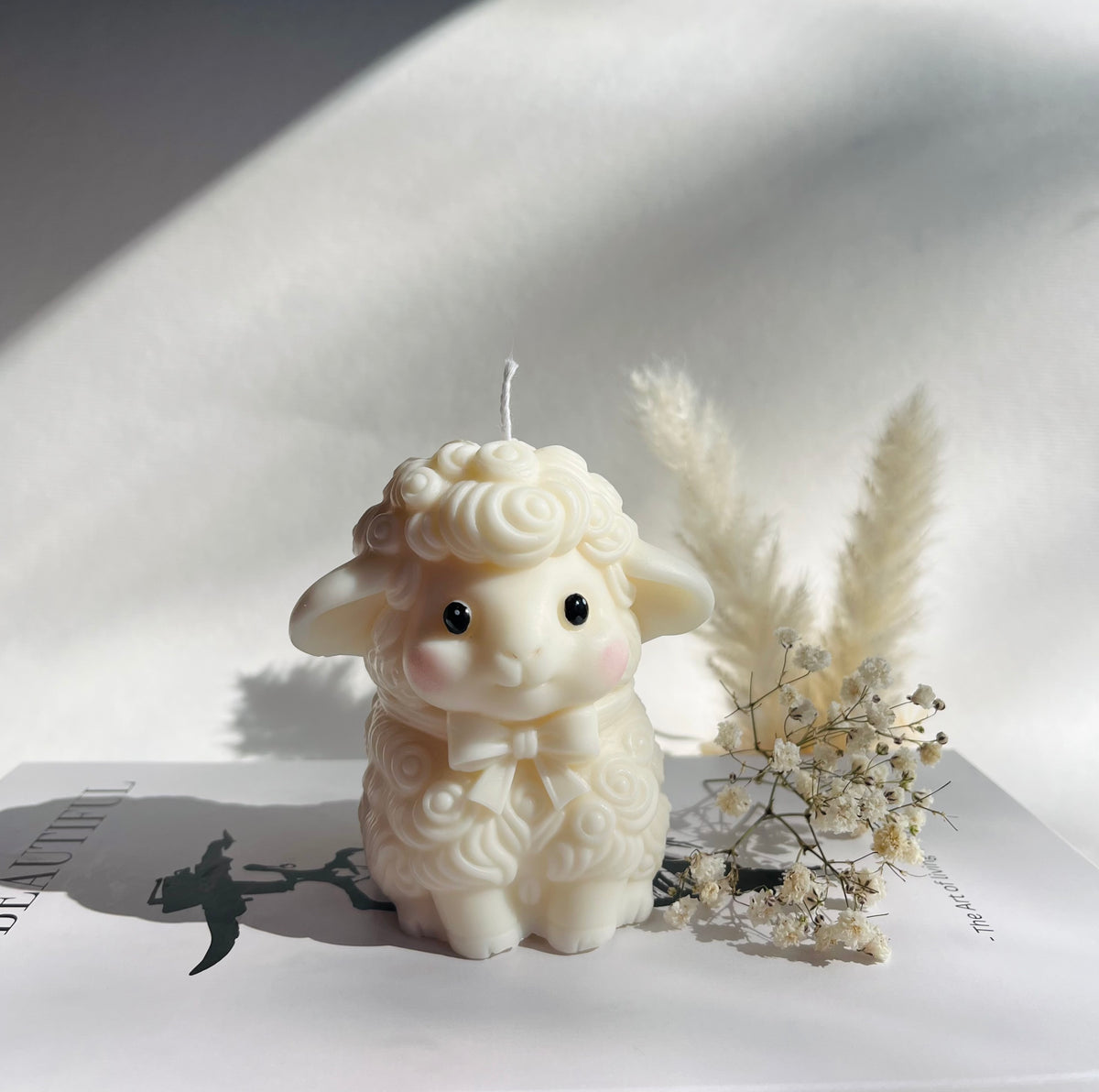 Little Lamb – handgefertigte Kerze aus Rapswachs