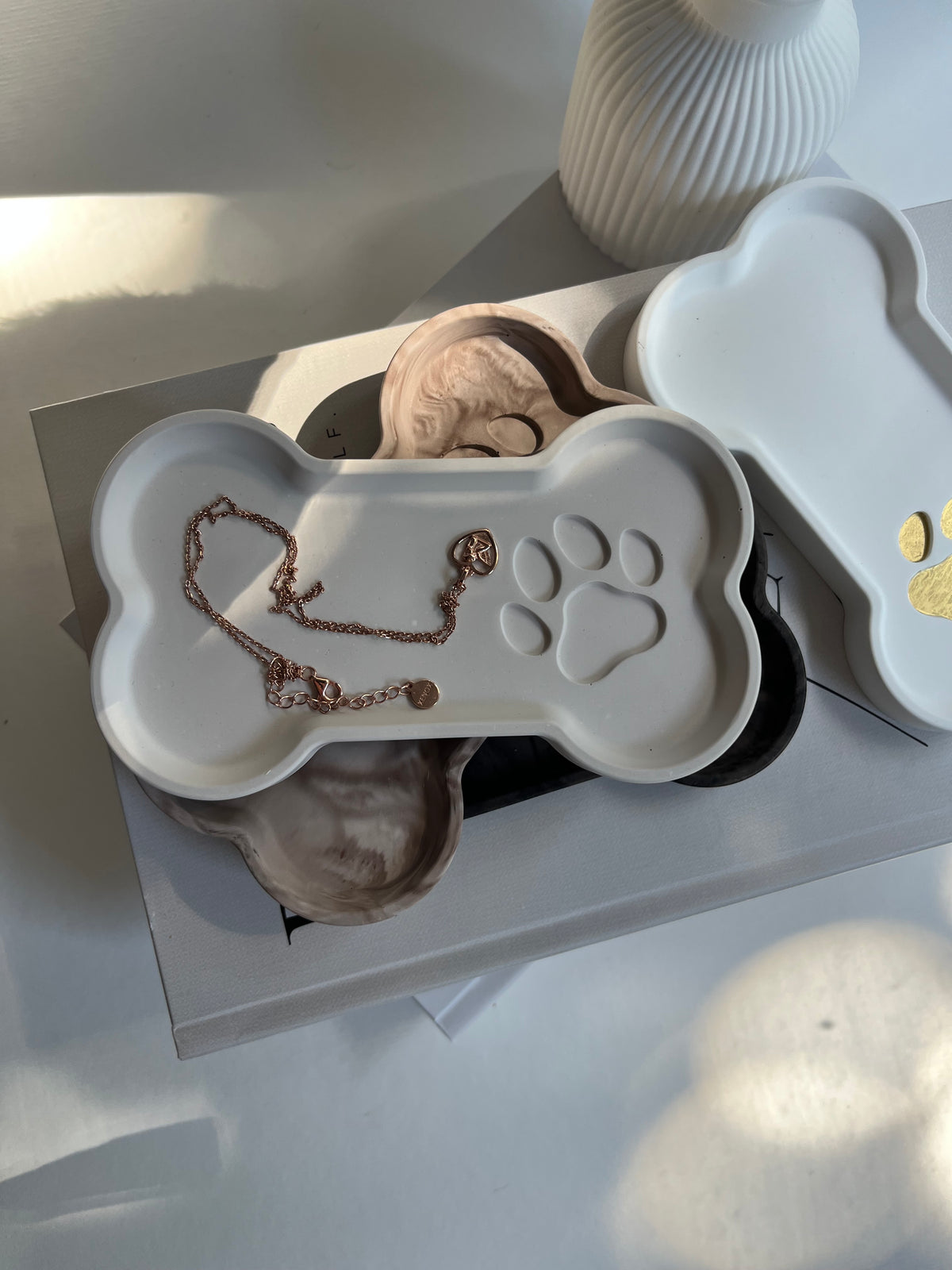 Pfotenliebe – handgegossene Knochenschale