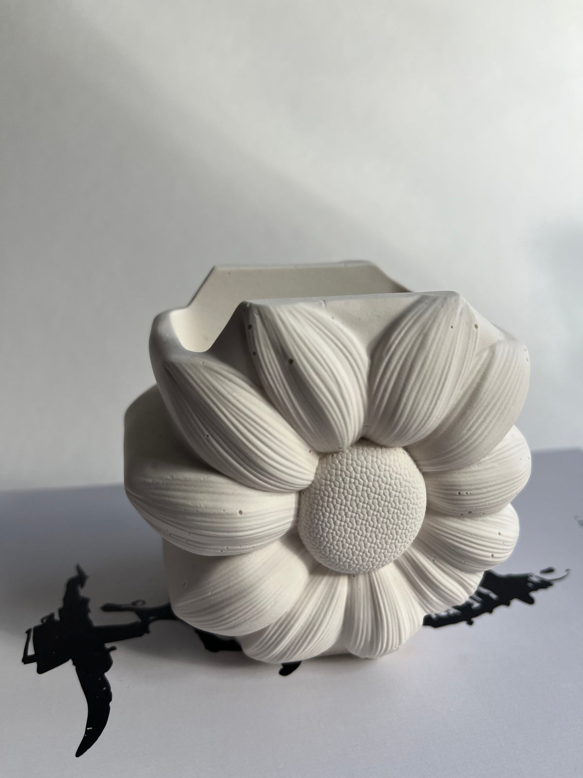 Dekogefäß „Bloom“ aus Jesin – handgegossen