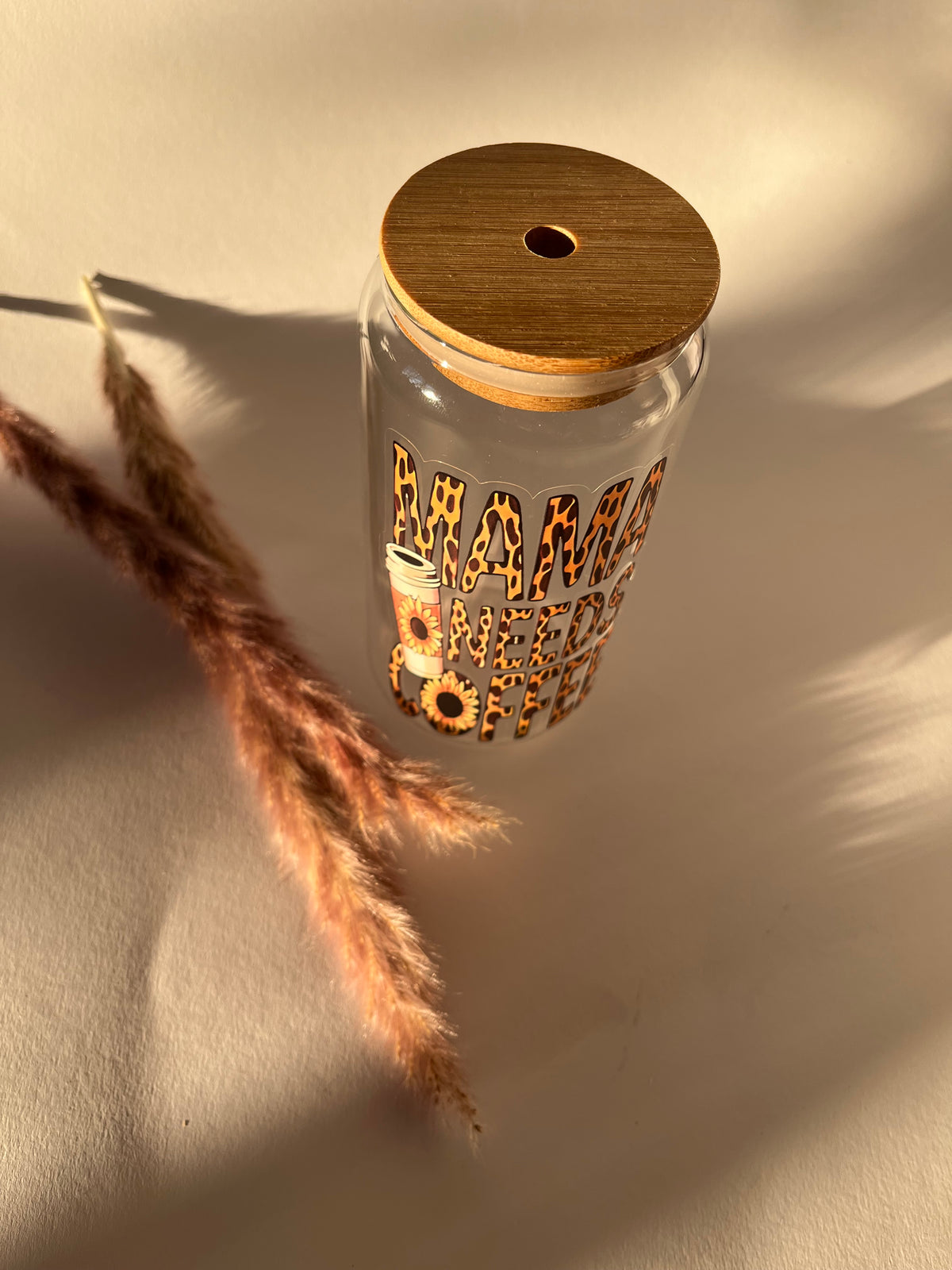 Trinkglas „MAMA NEEDS COFFEE“ mit Bambusdeckel und inklusive Glasstrohhalm nach Wahl