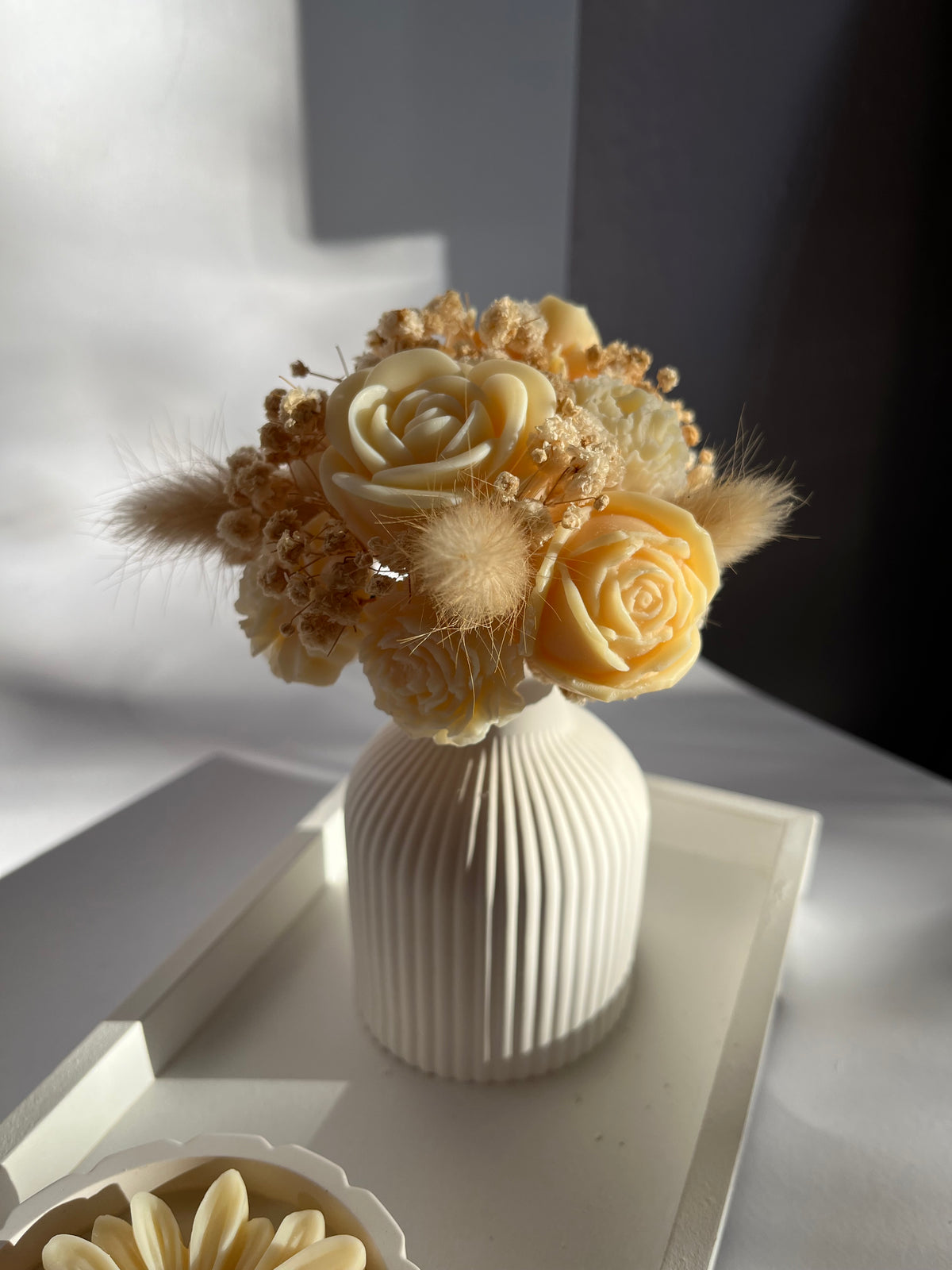 Handgegossener kleiner Kerzenstrauß mit Vase aus Raysin