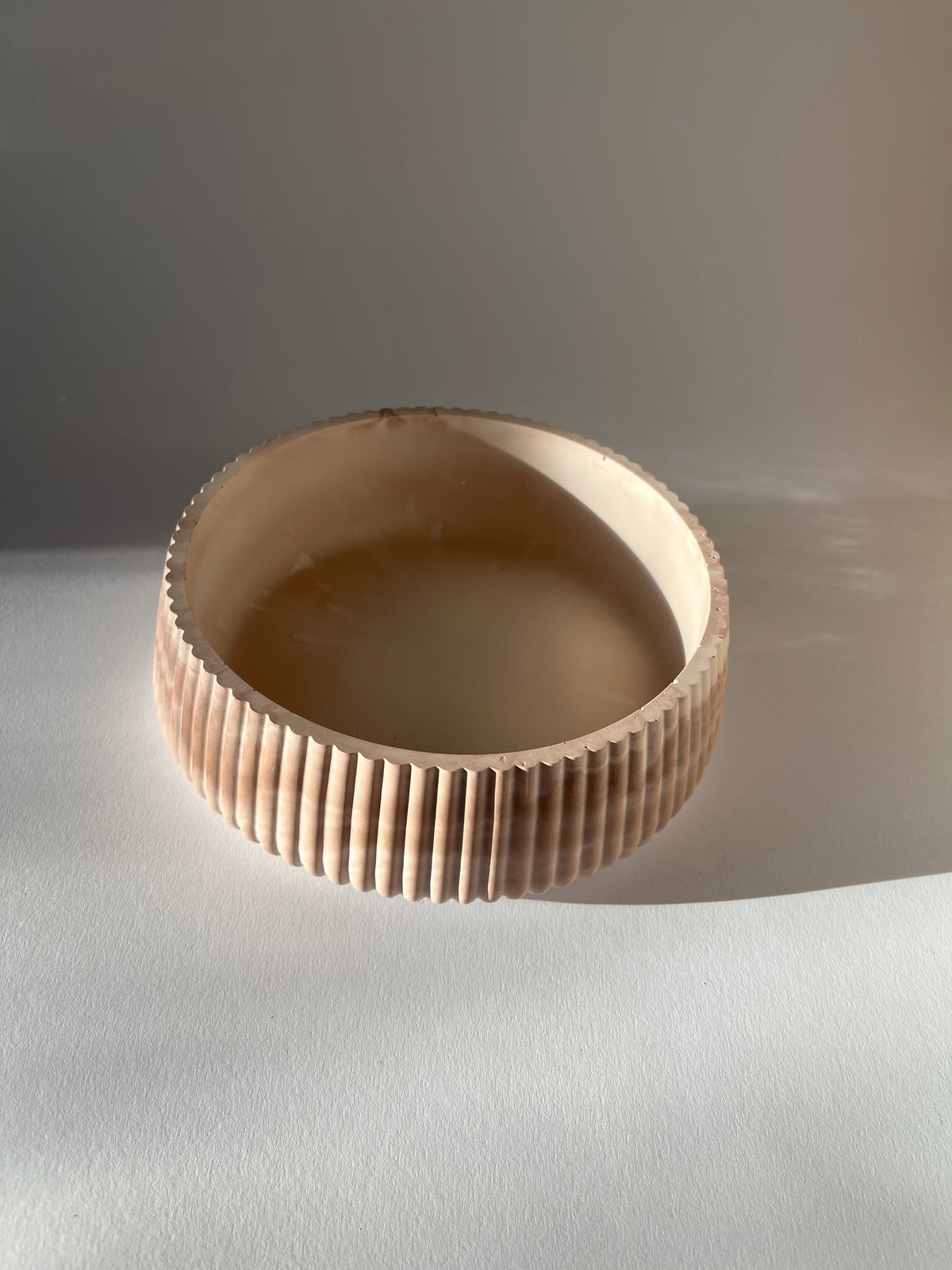 Handgegossene Raysin-Schale mit Rillenstruktur in Marmor Optik