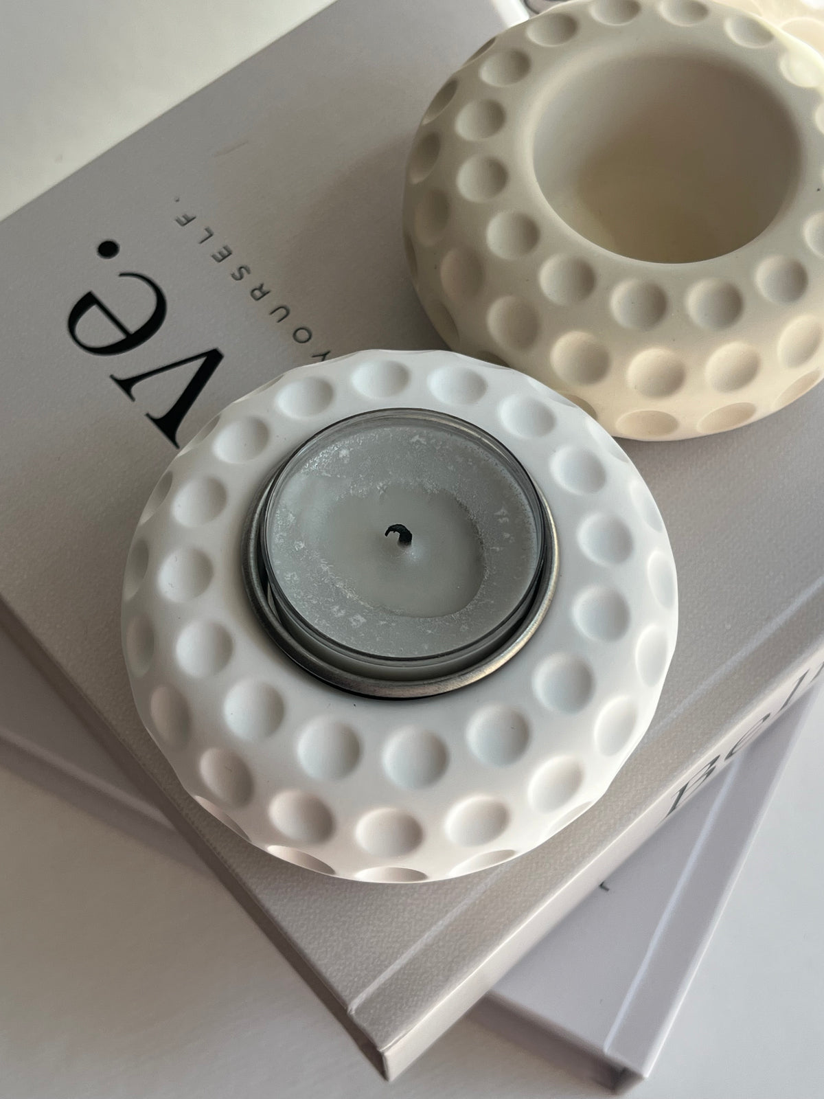 Teelichthalter „Bubbles“ – handgegossen aus Gips