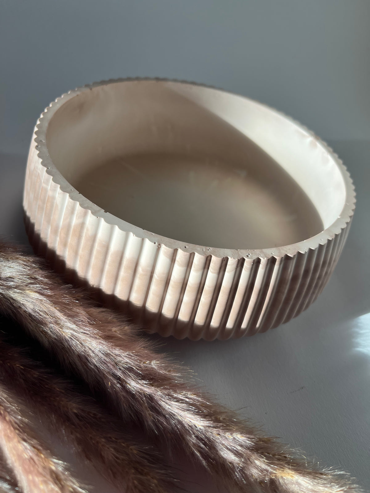 Handgegossene Raysin-Schale mit Rillenstruktur in Marmor Optik