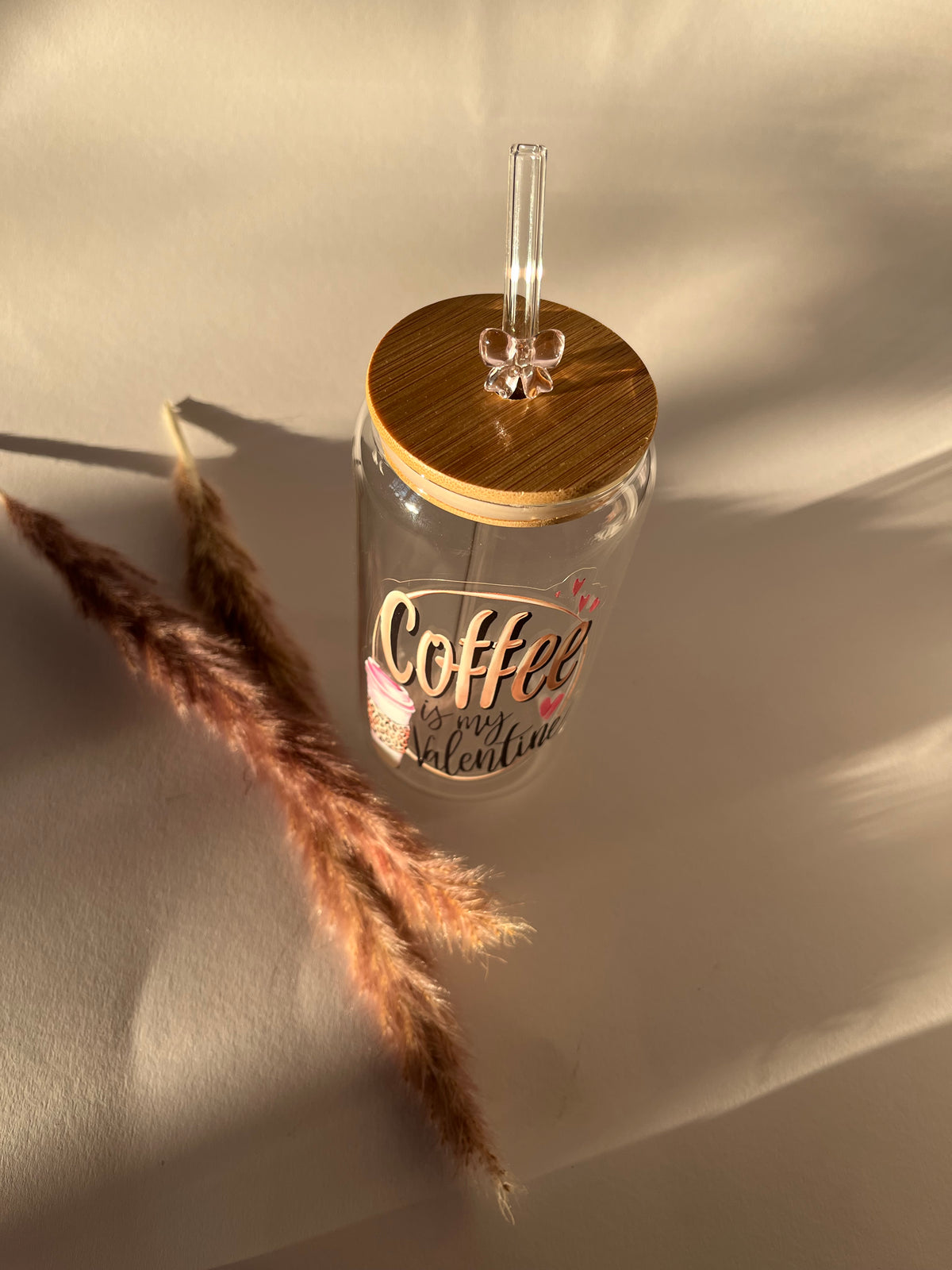 Trinkglas „Coffee is my Valentine“ mit Bambusdeckel und inkl. Glasstrohhalm nach Wahl