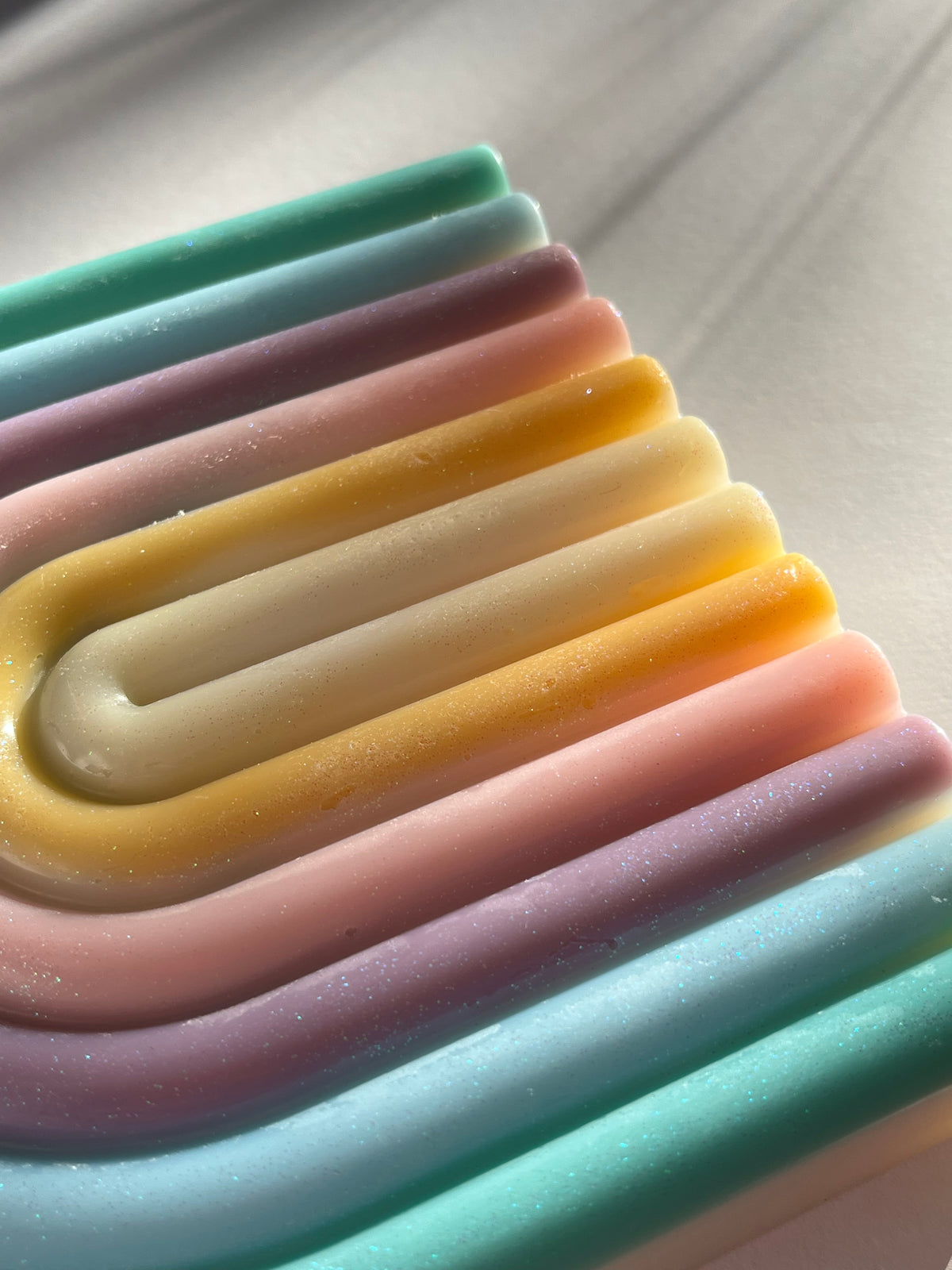 Regenbogenkerze aus Rapswachs Hand gegossen