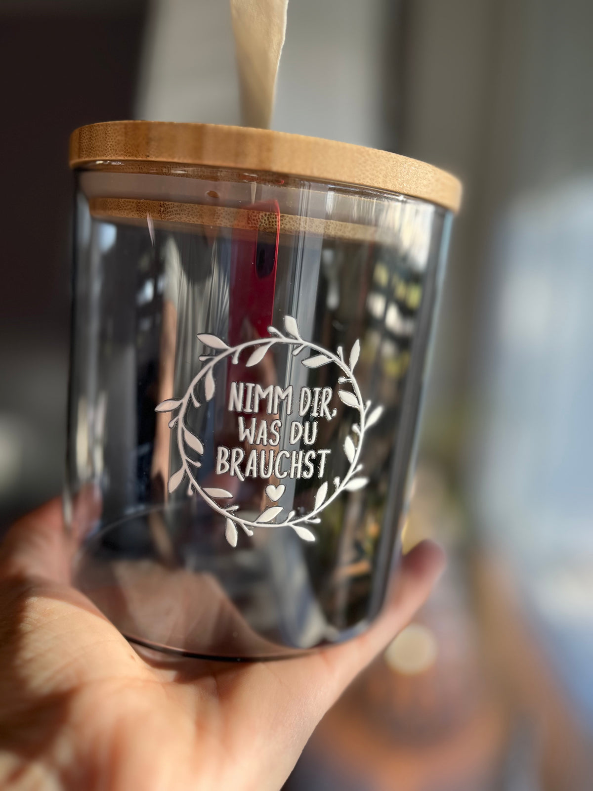 Glas mit Bambusdeckel „Nimm dir, was du brauchst.“