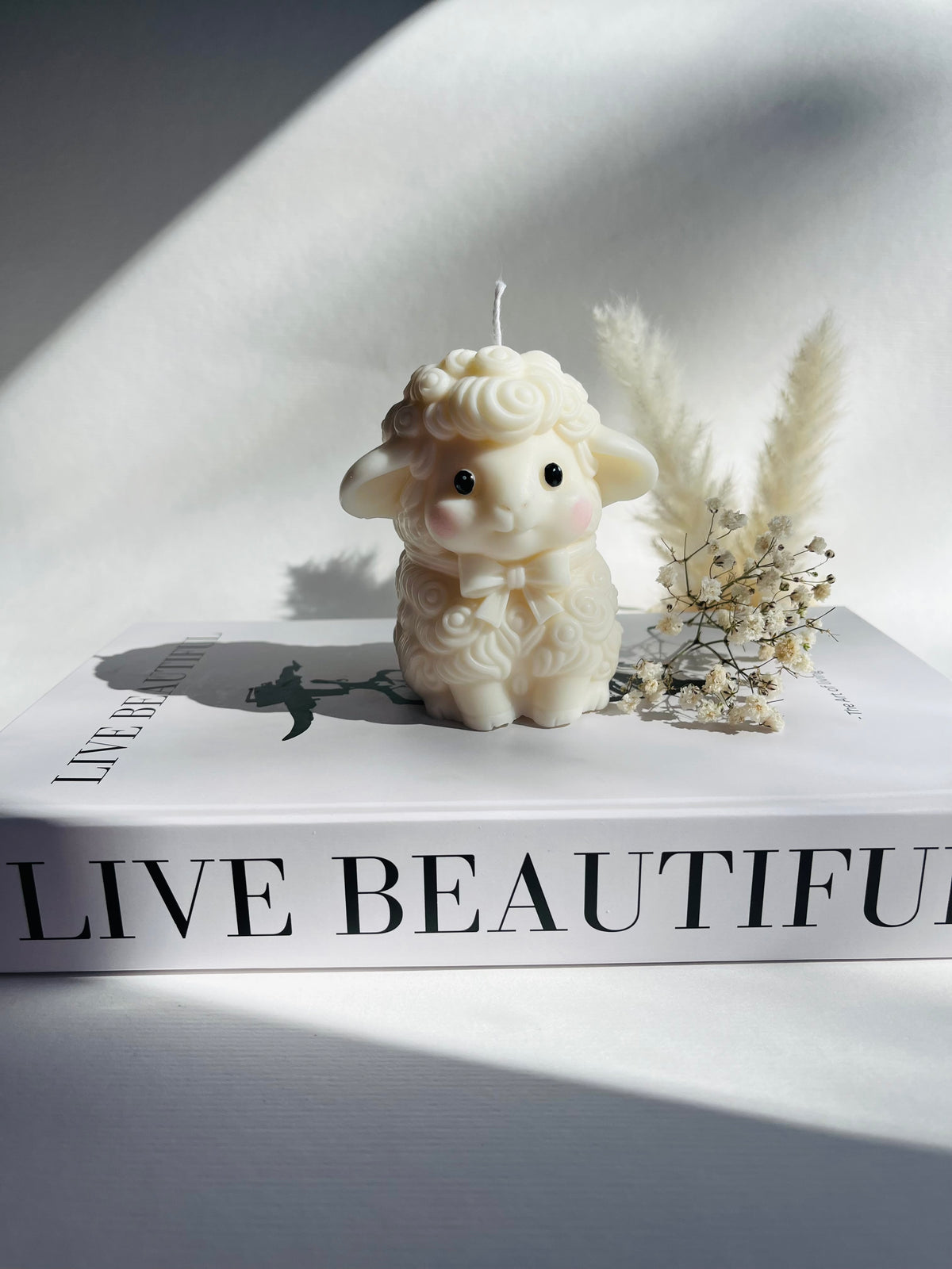 Little Lamb – handgefertigte Kerze aus Rapswachs