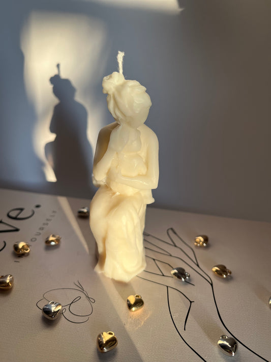 Skulpturkerze „Mutter & Kind“ – handgegossen aus Rapswachs