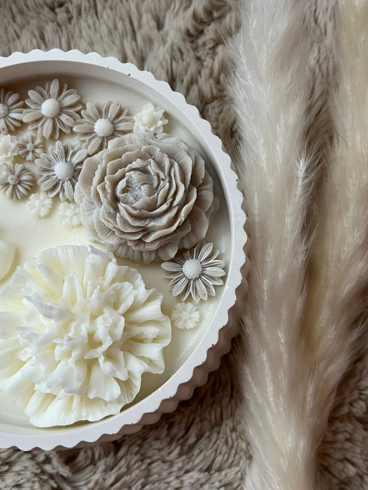 Kleine florale Kerzenschale-Hand gegossen