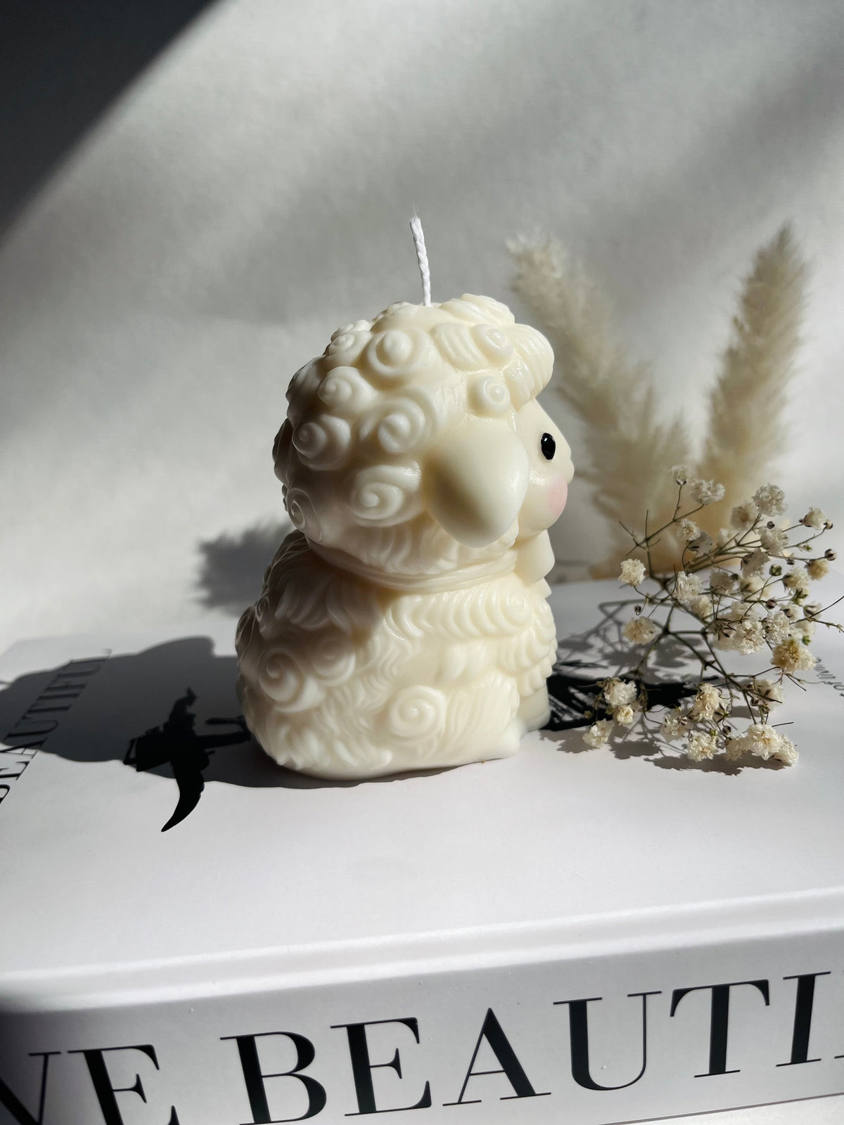 Little Lamb – handgefertigte Kerze aus Rapswachs