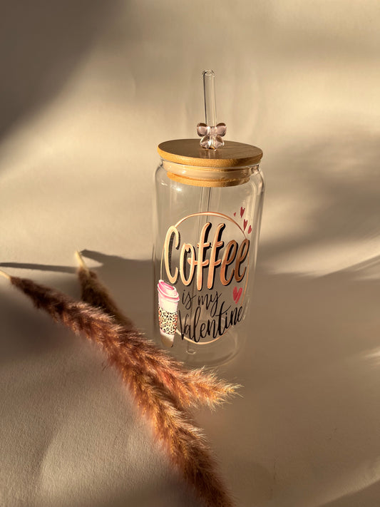 Trinkglas „Coffee is my Valentine“ mit Bambusdeckel und inkl. Glasstrohhalm nach Wahl