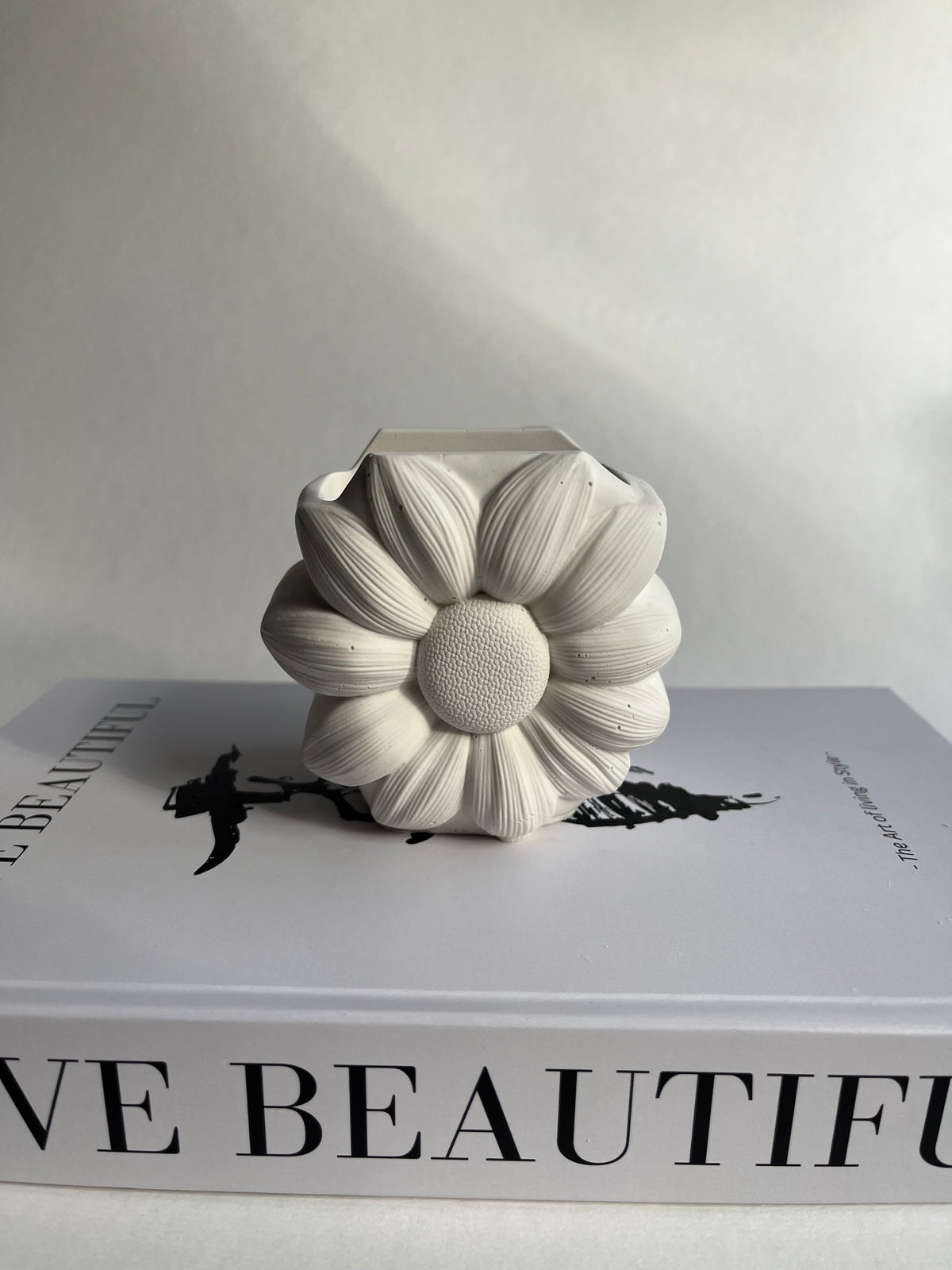 Dekogefäß „Bloom“ aus Jesin – handgegossen
