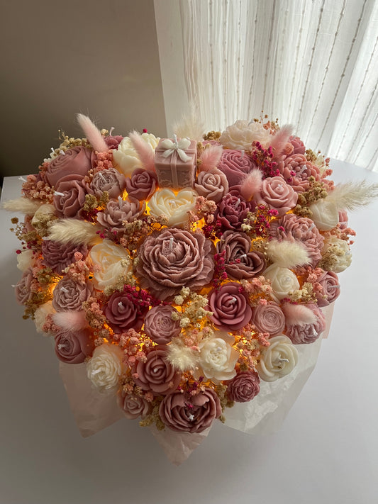 Kerzenstrauß „Herz“ – Valentinstags-Edition mit Beleuchtung | Ø 35 cm