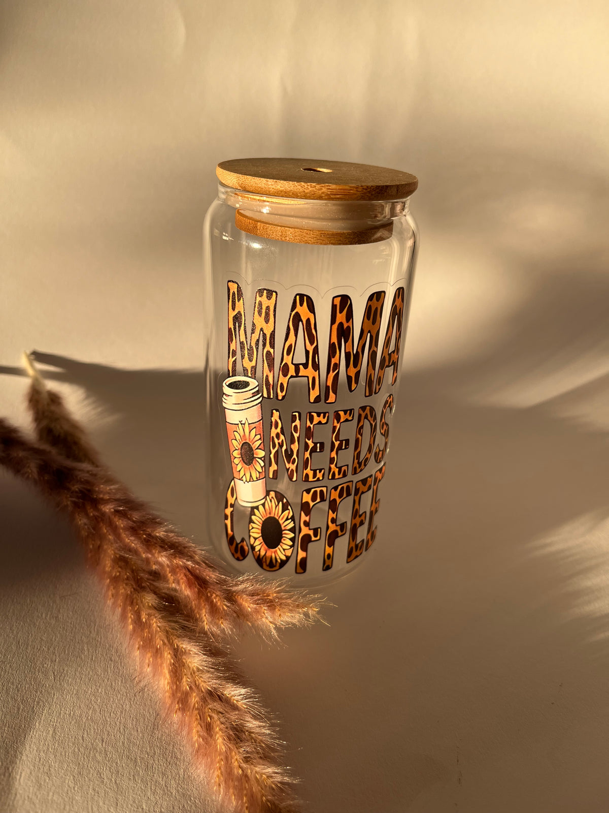 Trinkglas „MAMA NEEDS COFFEE“ mit Bambusdeckel und inklusive Glasstrohhalm nach Wahl