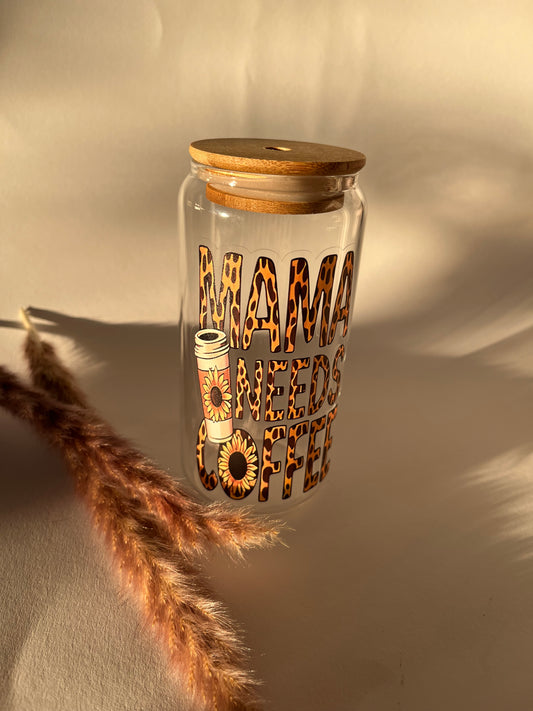 Trinkglas „MAMA NEEDS COFFEE“ mit Bambusdeckel und inklusive Glasstrohhalm nach Wahl