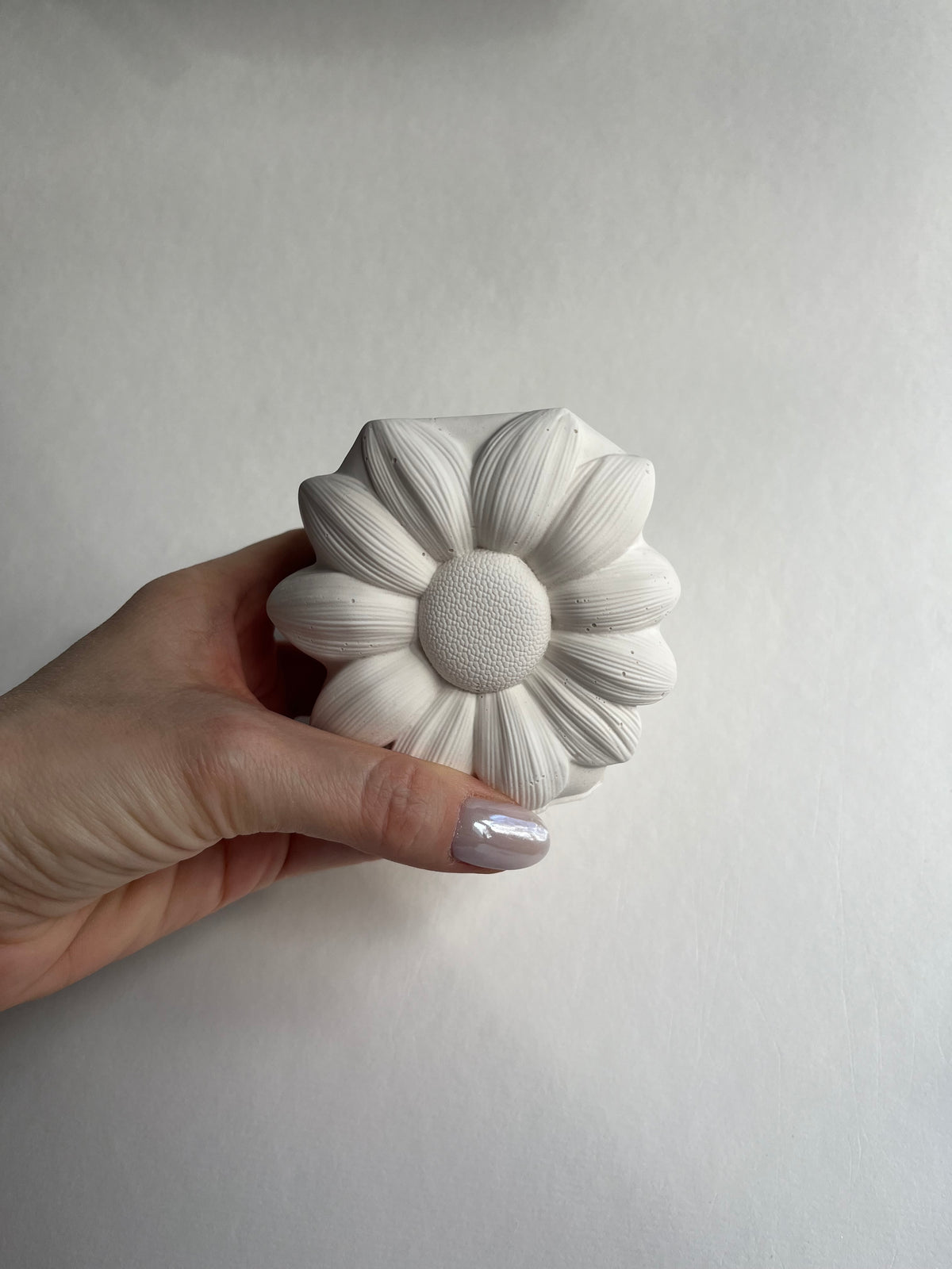 Dekogefäß „Bloom“ aus Jesin – handgegossen